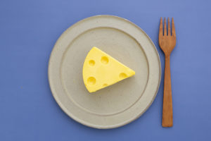 あの昭和アニメに出てくる穴あきのチーズをイメージした、その名も「マンガチーズケーキ」